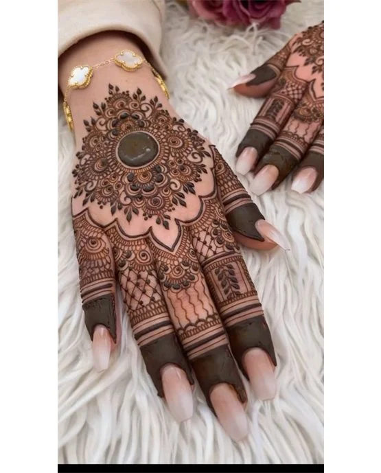 Light Curves Idea On Back Hand Mehndi Design